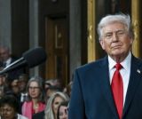 Trump fait le show, l'Amérique doute