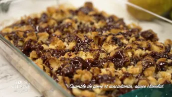 Tous en cuisine : la recette du jour - Crumble de poire et macadamia, sauce chocolat