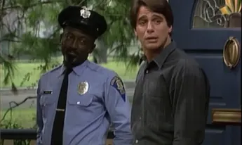 Madame est servie - S05 E01 - La première voiture