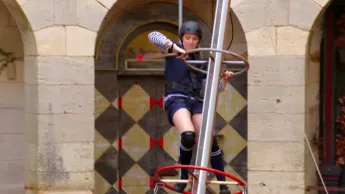Fort Boyard - Manon Apithy-Brunet se balance sur le mât pour éclater les ballons