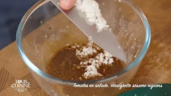 Tous en cuisine : la recette du jour - Tomates en salade, vinaigrette sésame oignons