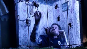 Fort Boyard - Keen'v effrayé dans la maison de poupée
