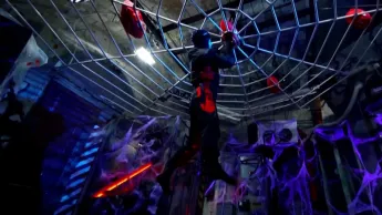 Fort Boyard - Jonathan Jenvrin se la joue araignée pour progresser sur la toile