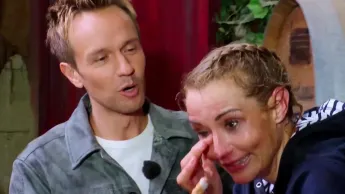 Fort Boyard - Elodie Gossuin croule sous les litres de vin !