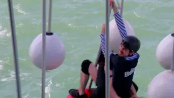 Fort Boyard - Théo Fernandez sautille entre les boules