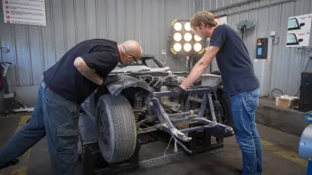 Top Mecanic : 5 jours pour restaurer une épave - S8E7 - Jour 2 - Wheeler Dealers vs. Vintage Mecanic