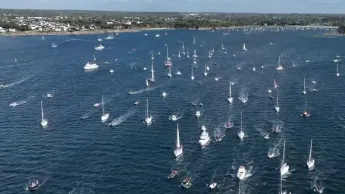 Stade 2 la quotidienne - Charlie Dalin : Un dernier hommage en mer