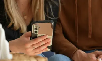 90' Enquêtes - Arnaques et SMS frauduleux : les nouveaux escrocs du téléphone