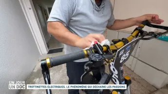 Un jour, un doc - Trottinettes électriques, le phénomène qui déchaîne les passions