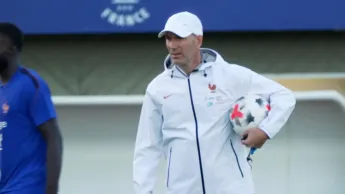 Stade 2 la quotidienne - Equipe de France : Zinédine Zidane impose son style