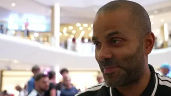 Stade 2 la quotidienne - Basketball : Tony Parker dans le costume de l'entraîneur