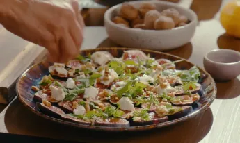 Petits plats en équilibre - Carpaccio de figues, ricotta et noix fraîches