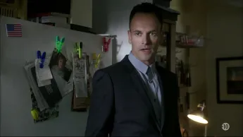 Elementary - S3 E2 - Cinq petites perles orange