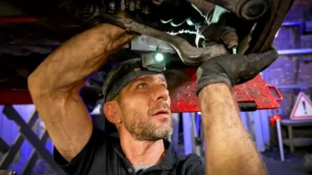 Top Mecanic : 5 jours pour restaurer une épave - S8E27 - Jour 2 - Les poulains des coachs, 2ème édition