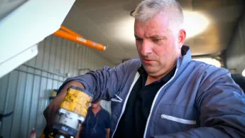 Top Mecanic : 5 jours pour restaurer une épave - S8E32 - Jour 2 - Le meilleur mécanicien de France