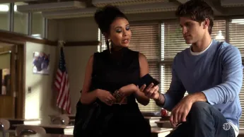 Pretty little liars - S2 E23 - Dans l'œil du cyclone