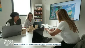 Un jour, un doc week-end - Meubles, déco : les secrets du discounter français qui résiste
