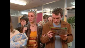 Un gars, une fille - S2E27 - Dans la file d'attente (1)