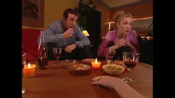 Un gars, une fille - S2E24 - Reçoivent leurs voisins (1)