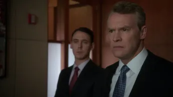 Elementary - S4 E10 - Une aiguille dans une botte de foin
