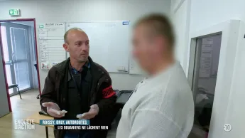 Enquête d'Action - Roissy, Orly, autoroutes : les douaniers ne lâchent rien (2/2)
